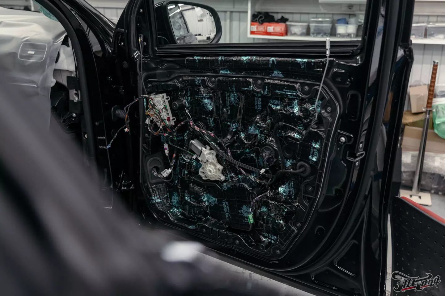 Выкинули BURMESTER 3D из нового Mercedes GLE 63S и установили новую акустическую систему. Выполнили комплексную шумоизоляцию, построили выхлопную систему, установили обвес Larte, оклеили полиуретаном